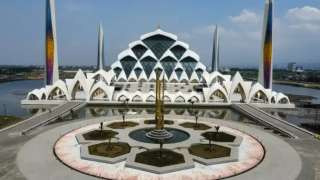 Pertama di Indonesia! Inilah Kemegahan Masjid Terapung Makassar, Mas Bellboy