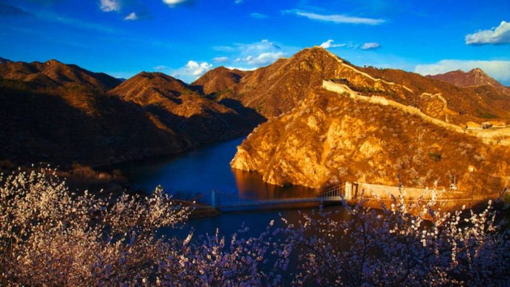 Một góc nhìn toàn cảnh Vạn Lý Trường Thành từ khu vực Hoàng Hoa Thành – nơi thu hút đông khách nhất vào mùa xuân. | Tháng 4 đi du lịch ở đâu