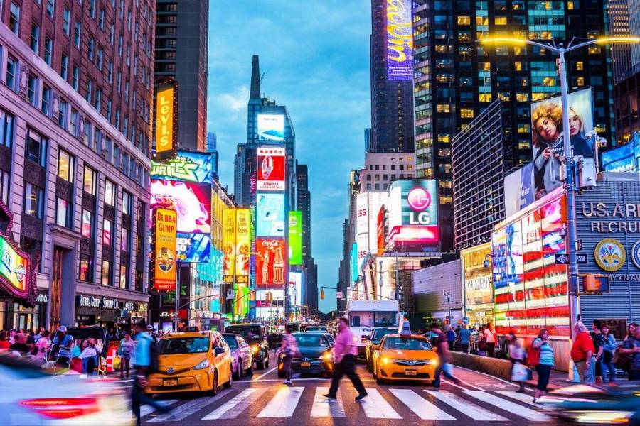 Times Square là địa điểm du lịch Mỹ rực rỡ với ánh đèn LED