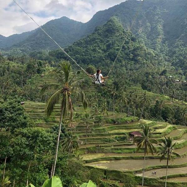Sawah Terasering desa dengan pemandangan hijau