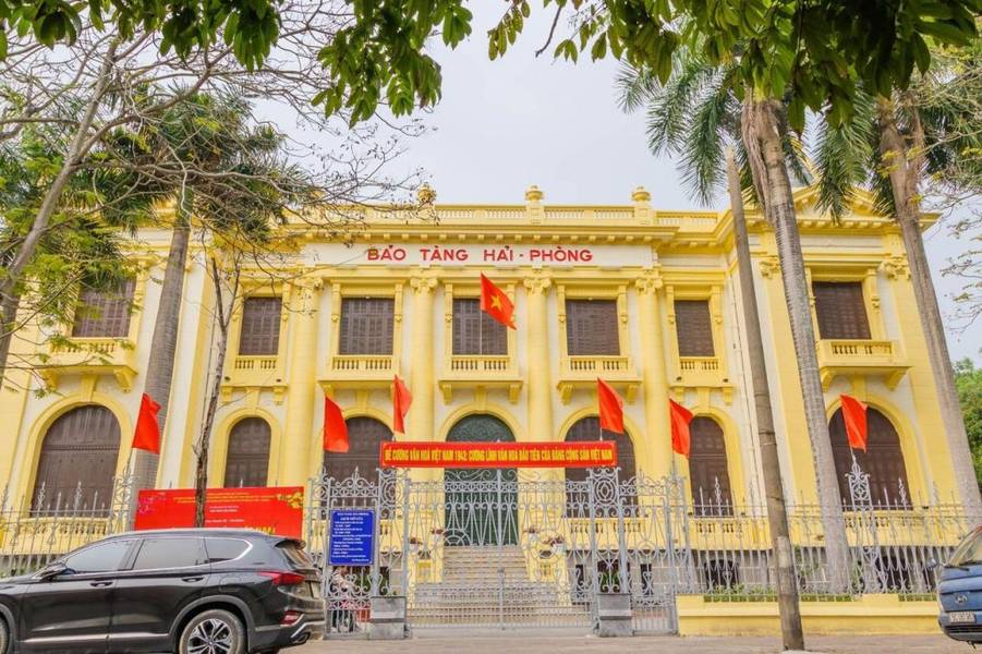 Mặt trước Bảo tàng Hải Phòng nổi bật với kiến trúc cổ kính pha nét hiện đại