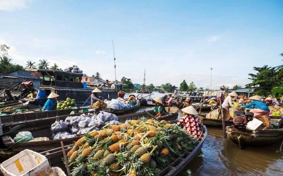 Chợ nổi Cái Răng đặc trưng với hàng hóa bày bán trên ghe, thuyền