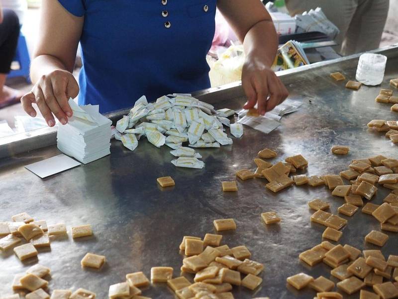 Trải nghiệm làm kẹo dừa hấp dẫn