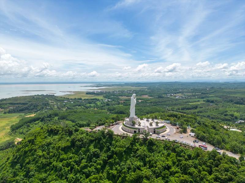 Đức Mẹ Núi Cúi sừng sững giữa núi rừng bạt ngàn - Biểu tượng tâm linh nổi tiếng tại Đồng Nai | Cảnh đẹp Đồng Nai