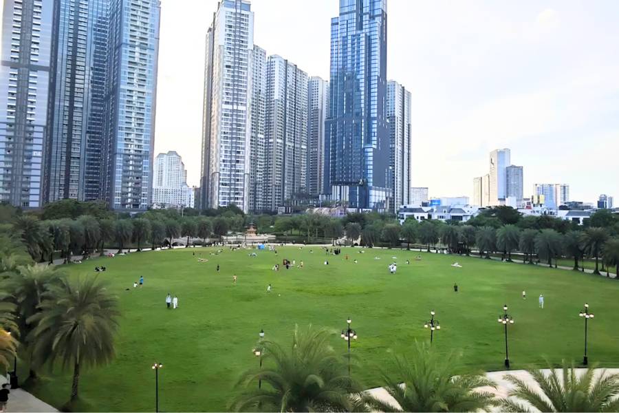 Công viên Vinhomes Central Park – một trong những cảnh đẹp Sài Gòn với không gian xanh mát 
