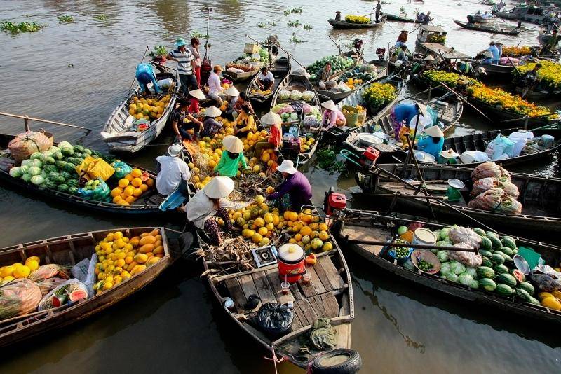 Chợ nổi Trà Ôn với các ghe thuyền chở đầy hàng hoá