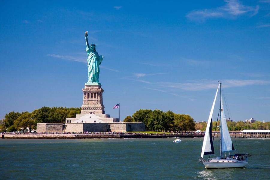 Tượng Nữ Thần Tự Do là toạ độ check in không thể bỏ lỡ khi đến New York