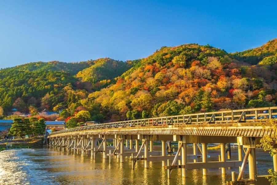 Cầu Togetsukyo thơ mộng bắt ngang qua dòng sông Katsura tại rừng tre Arashiyama, Kyoto