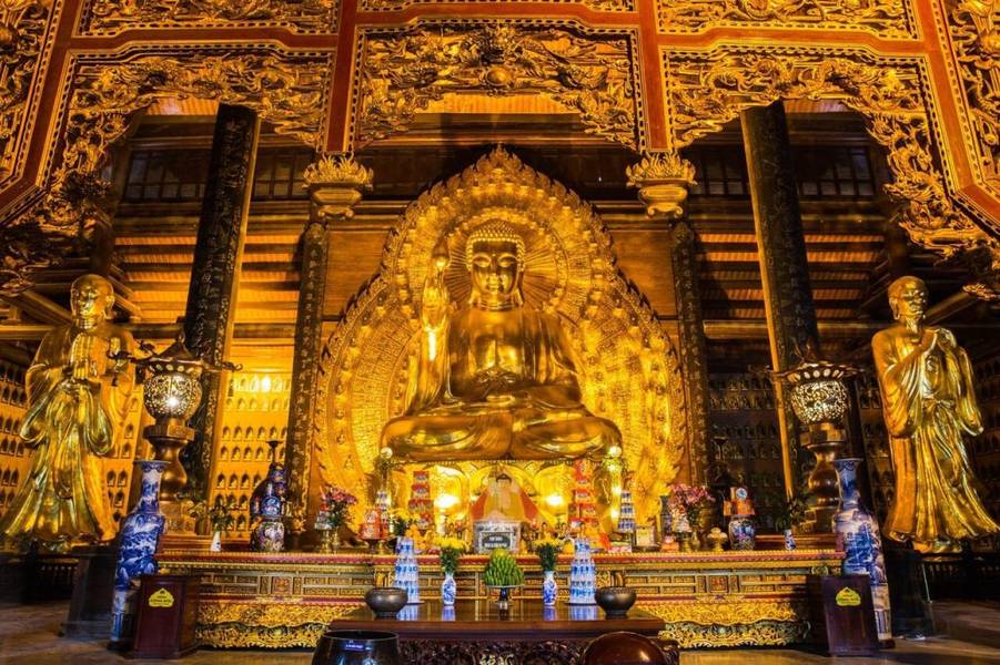 Điện thờ chính tại chùa Bái Đính với Tượng Phật bằng đồng dát vàng lớn nhất châu Á