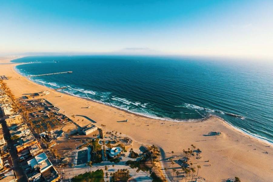 Biển Santa Monica là địa điểm du lịch Mỹ với đường bờ biển kéo dài tuyệt đẹp