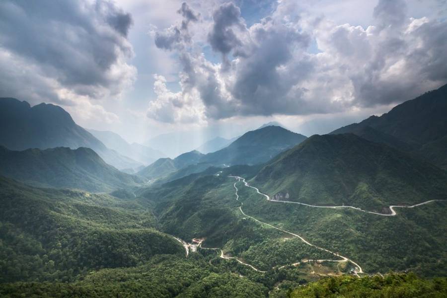 Khung cảnh thiên nhiên kỳ vĩ tại đèo Ô Quy Hồ