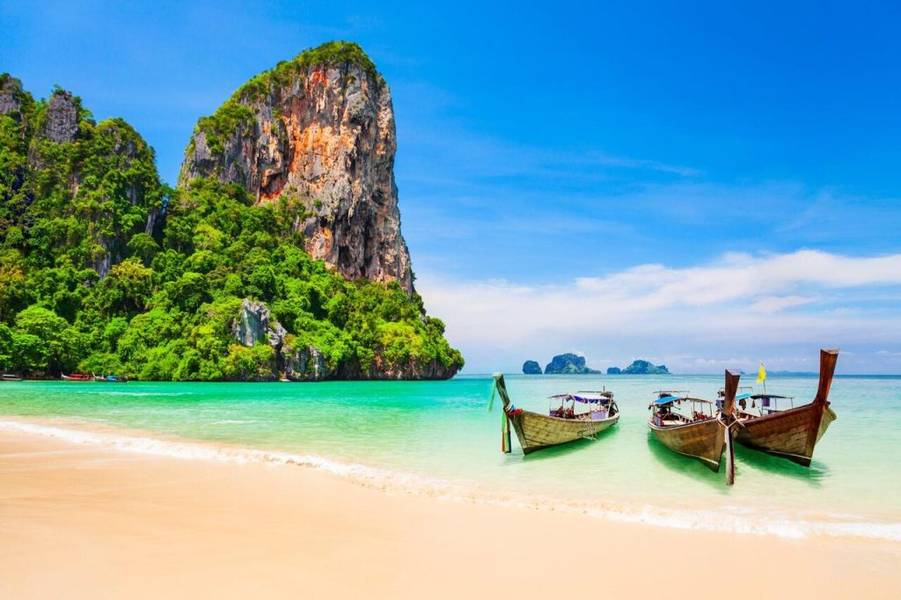 Koh Chang với các bãi biển trong xanh, bờ cát trải dài
