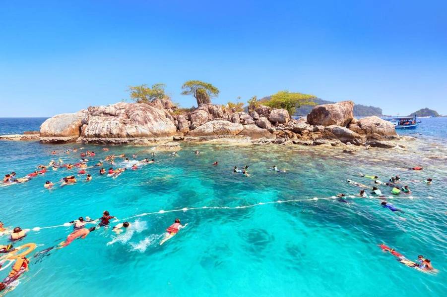 Tắm biển và ngâm mình trong làn nước trong xanh trên đảo Koh Chang