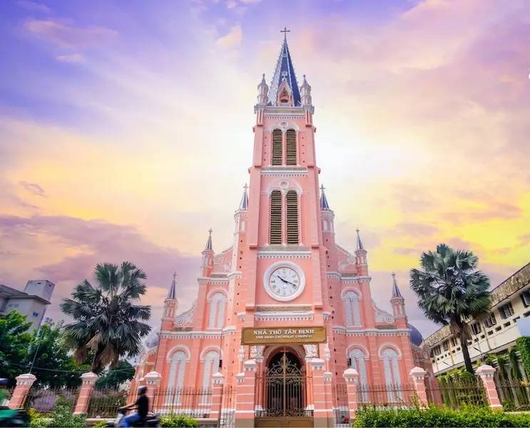 Nhà thờ Tân Định với màu hồng nổi bật giữa lòng thành phố | Lễ Tạ Ơn