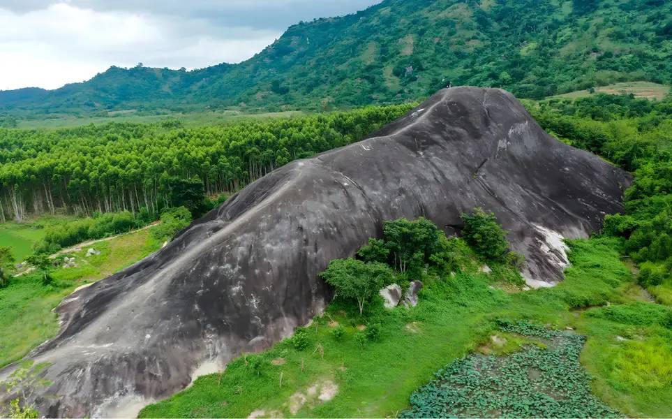 Đá Voi Mẹ với view toàn cảnh cao nguyên đầy mê hoặc - Cảnh đẹp Dak Lak