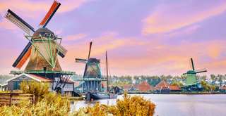 Colokan Belanda: Panduan Lengkap Sebelum Terbang ke Negeri Kincir Angin, Travel Bestie