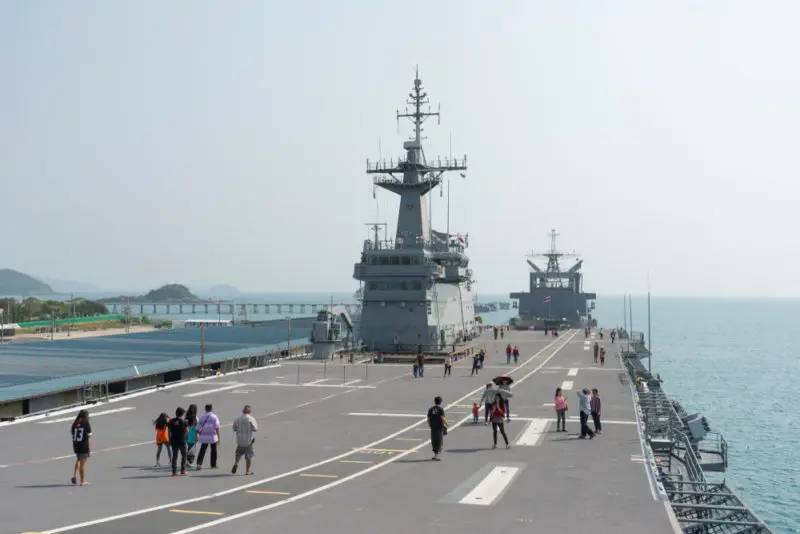 เรือรบหลวงจักรีนฤเบศร ชลบุรี