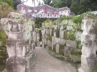 Daya Tarik dan Info Seputar Huta Siallagan, Desa Wisata di Tepi Danau Toba, Mas Bellboy