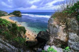 Pantai Ngluwen: Daya Tarik dan Info Menarik Lainnya!, Mas Bellboy