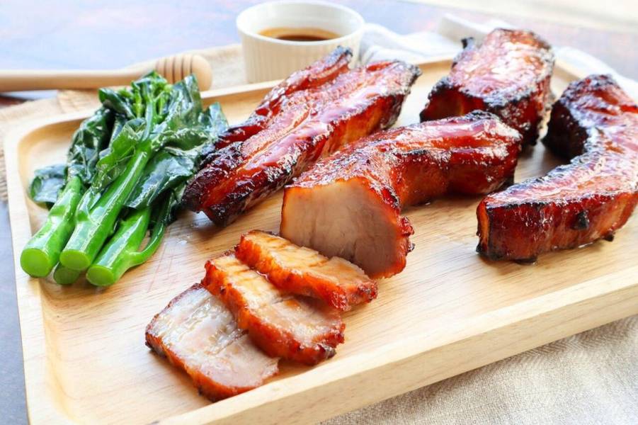 Thịt xá xíu là món ăn nổi tiếng trong ẩm thực Quảng Đông