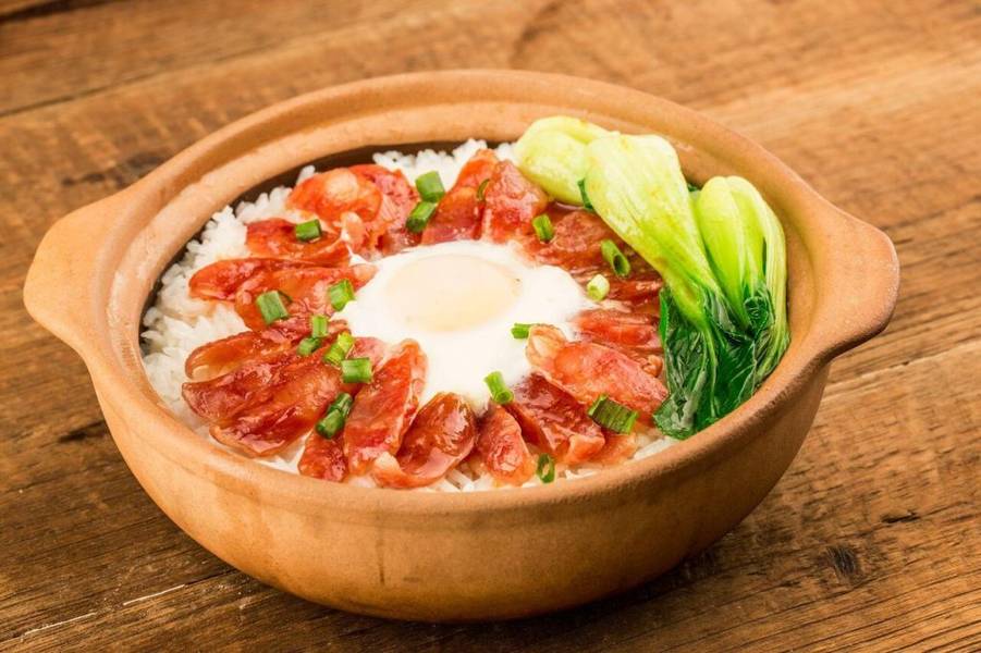Cơm niêu được nấu trực tiếp trong nồi đất nổi tiếng trong ẩm thực Quảng Đông