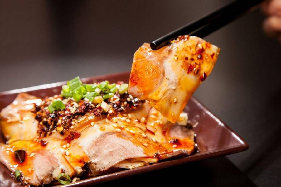 Thịt heo thái lát chan dầu ớt của ẩm thực Tứ Xuyên