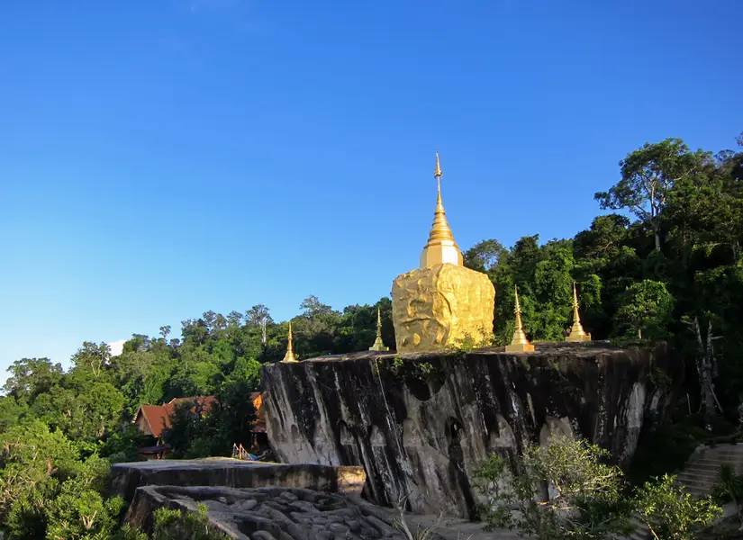 วัดถ้ำผาแด่นสกลนคร