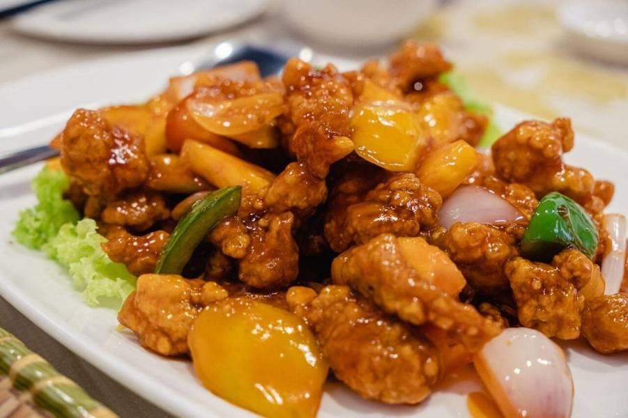 Đặc sản Quảng Đông Trung Quốc thịt heo chiên giòn phủ sốt chua ngọt