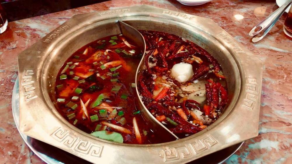 Hương vị đặc trưng của lẩu Tứ Xuyên đến từ ớt tươi, dầu ớt và tiêu Tứ Xuyên