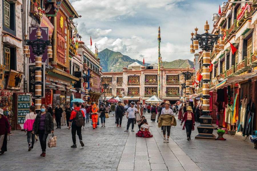 Khu phố Barkhor nhộn nhịp cùng chùa Jokhang cổ kính tại vùng Tây Nam Trung Quốc
