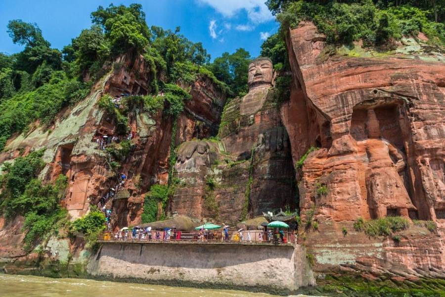Tượng Lạc Sơn Đại Phật là một trong những biểu tượng du lịch nổi tiếng nhất tại Tứ Xuyên vùng Tây Nam Trung Quốc