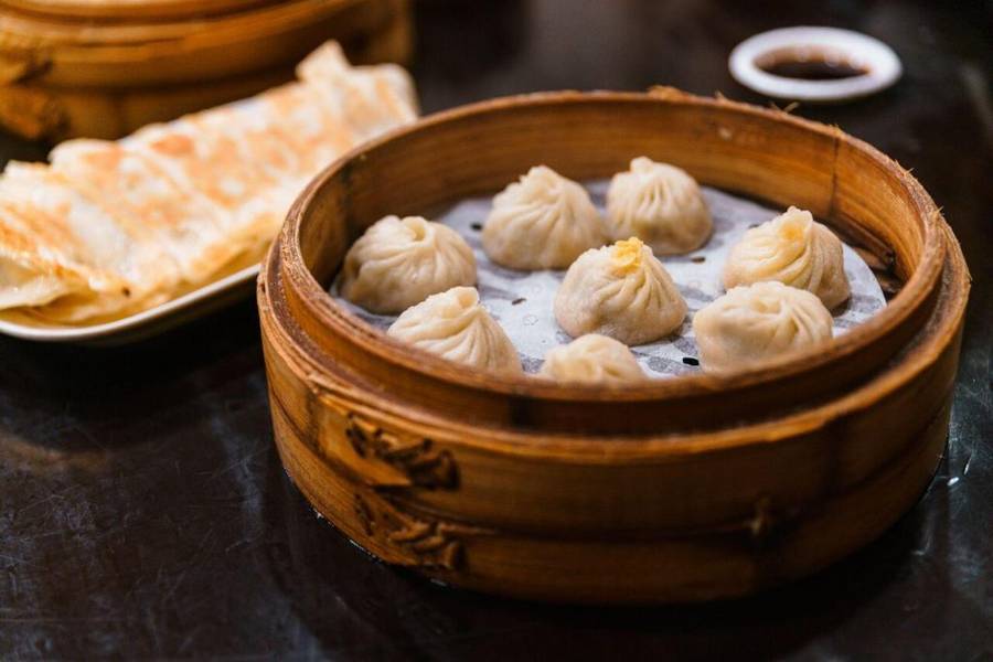 Từng công đoạn làm tiểu long bao đòi hỏi sự tỉ mỉ và khéo léo