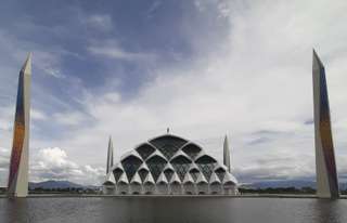 8 Rekomendasi Wisata Dekat Masjid Al Jabbar & Hotel Sekitarnya , Mas Bellboy