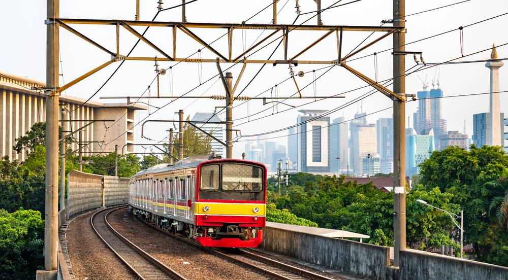 Menggunakan KRL Line Bogor