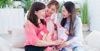 12 Ide Hadiah Ulang Tahun untuk Ibu yang Bermanfaat & Berkesan, Travel Bestie