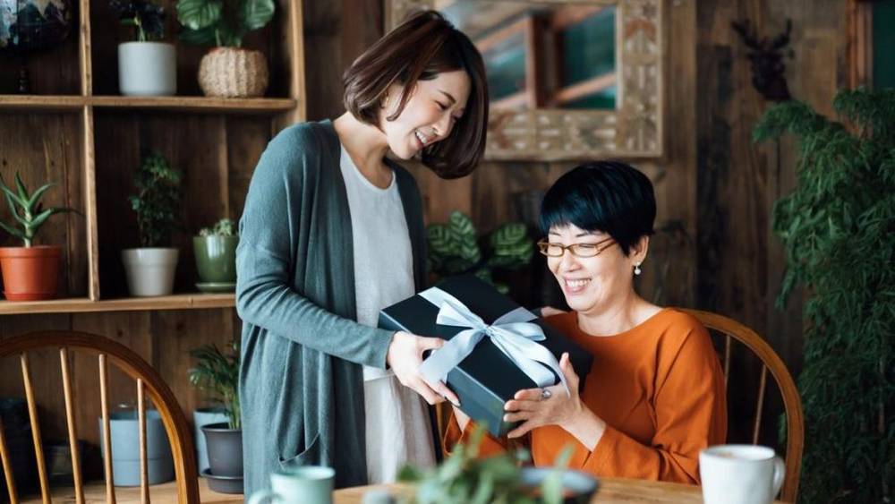 10 Rekomendasi Hadiah untuk Orang Tua