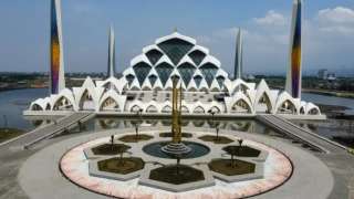 8 Hotel 300 Ribuan Dekat Masjid Al Jabbar, Mas Bellboy