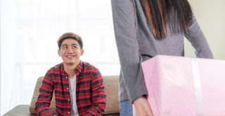 12 Ide Hadiah Valentine untuk Cowok yang Berkesan, Travel Bestie