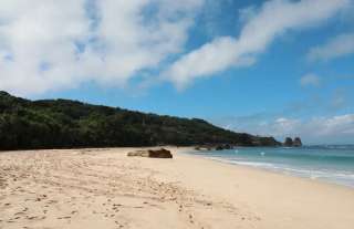 Pesona Pantai Ngrawah dan Rekomendasi Hotel Sekitarnya, Mas Bellboy