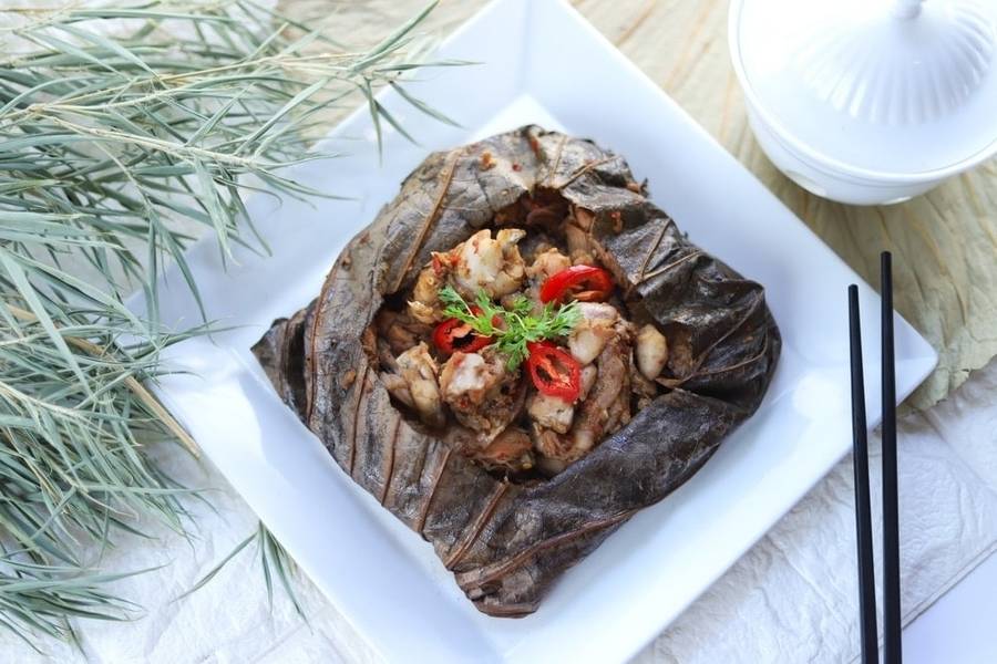 Gà hấp lá sen với thịt gà mềm ngọt và hương thơm dịu nhẹ từ lá sen tươi là món ăn phổ biến trong ẩm thực Quảng Đông