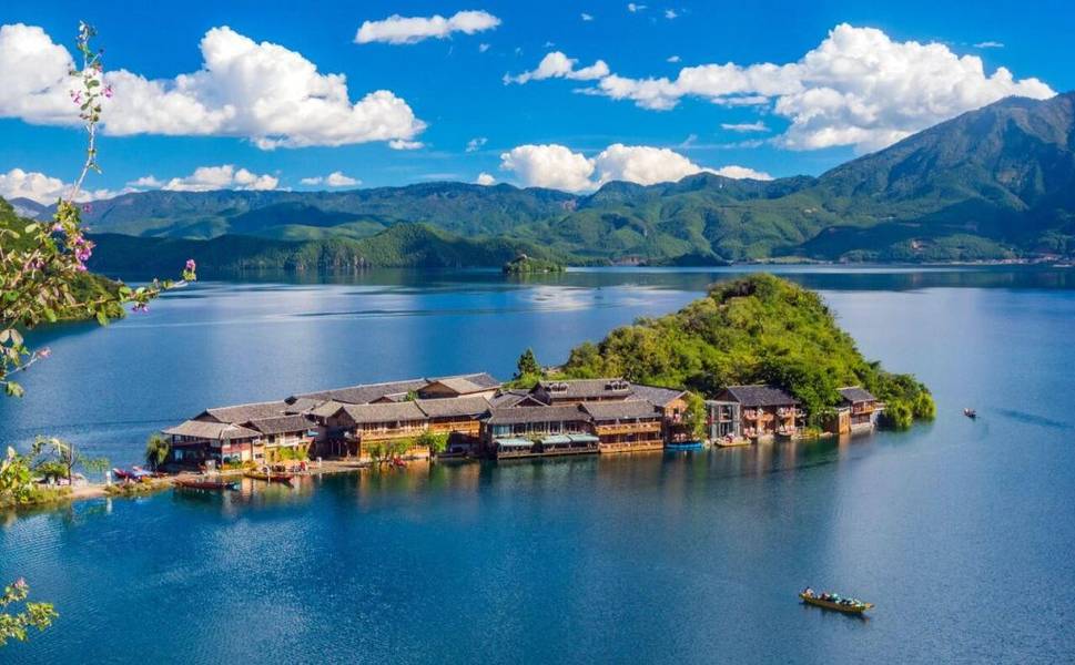 Những ngôi nhà truyền thống soi bóng xuống hồ Lugu xanh biếc, đẹp tựa như tranh