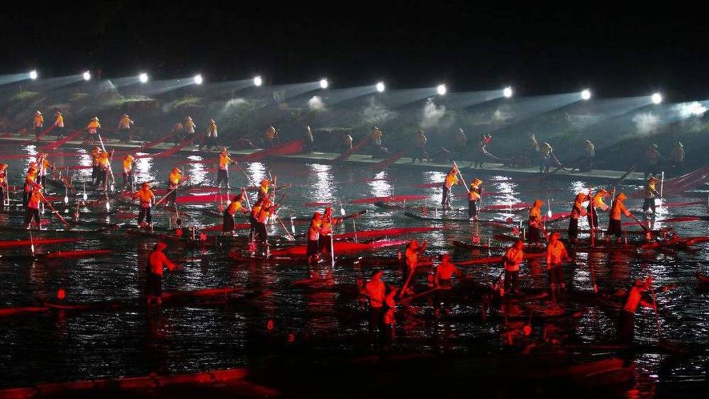 Sắc đỏ rực rỡ nổi bật giữa khung cảnh sông nước thơ mộng trong show Ấn tượng Liu Sanjie