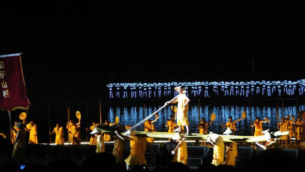 Ngư dân đội nón, chèo bè tre cùng chim cốc trên mặt sông lấp lánh ánh lửa trong show Ấn tượng Liu Sanjie