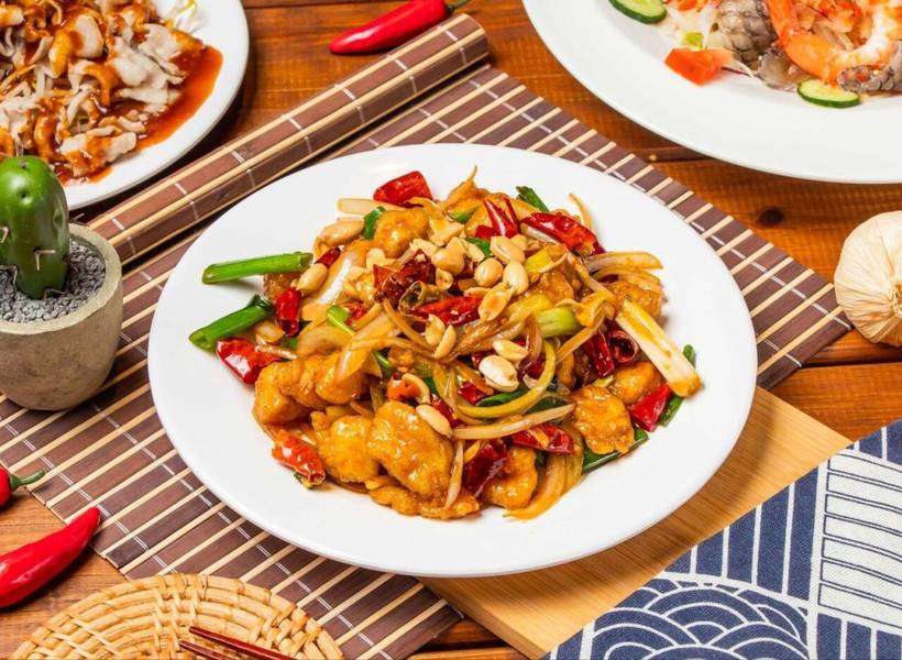 Lạc rang giòn giúp món gà Kung Pao thơm và bùi béo hơn