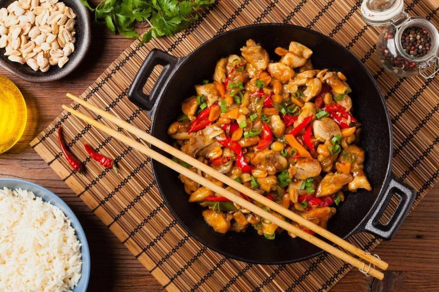 Gà Kung Pao thường được ăn kèm với cơm trắng
