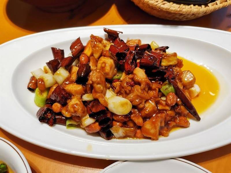 Gà Kung Pao tại Yongle với nước sốt sánh quyện, đậm đà