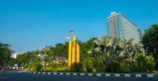 Monumen Bambu Runcing: Ikon Sejarah di Tengah Kota Surabaya, Travel Bestie