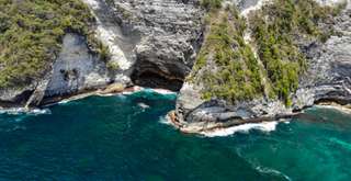 Pantai Tembeling: Eksotisme Kolam Renang Alami dan Hutan Mangrove di Nusa Penida, Travel Bestie