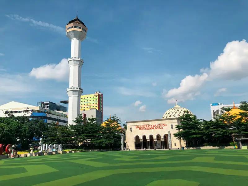 Landmark Terkenal & Tempat Wisata Dekat Damri Bandung Kebon Kawung