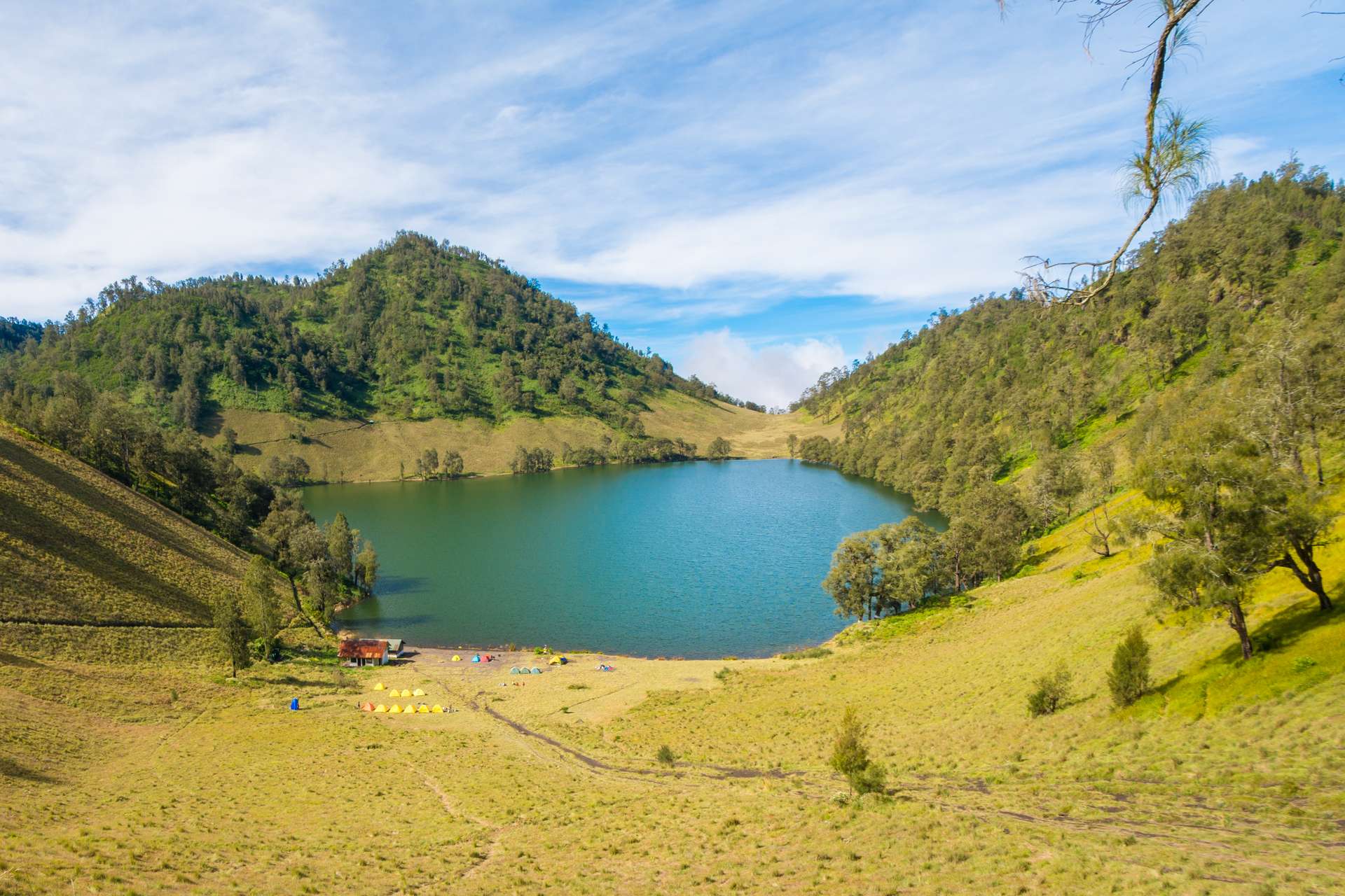 Pesona Ranu Kumbolo, Danau Eksotis di Semeru & Rekomendasi Penginapan